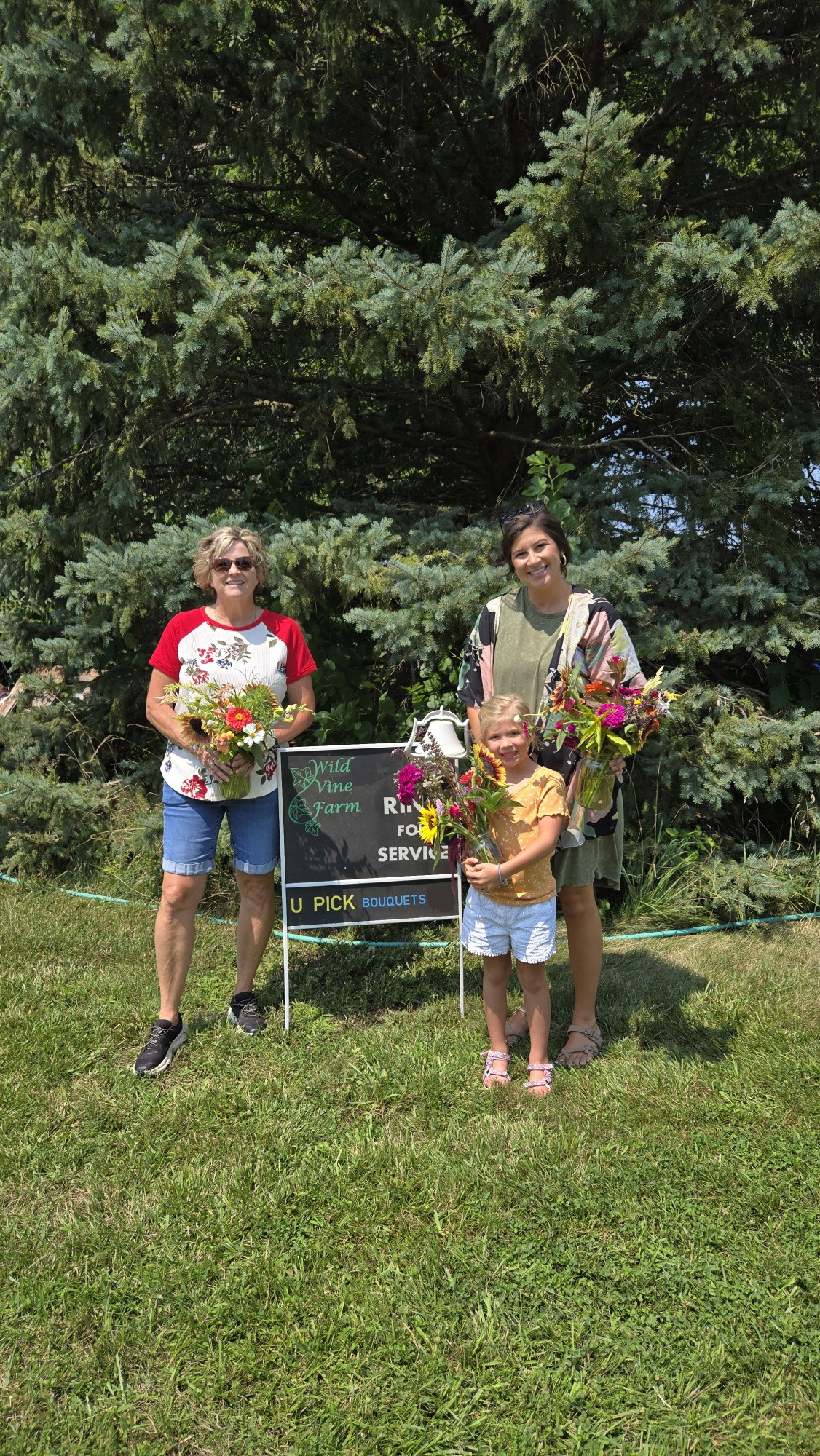 Family Days in the U-Pick Flower Field - Image 8